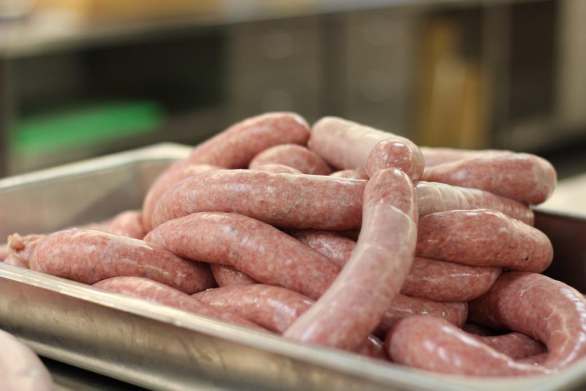 PILNE: Salmonella w zakładzie produkcyjnym z naszego powiatu. Uwaga na kiełbasę i mięso z łopatki
