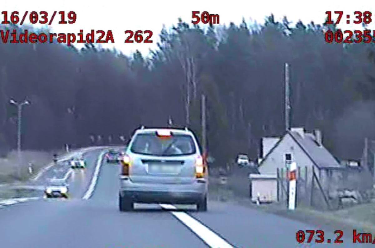 Pijany, bez prawa jazdy i jeszcze za szybko. Świeccy policjanci zauważyli, że samochód jedzie wężykiem [WIDEO]