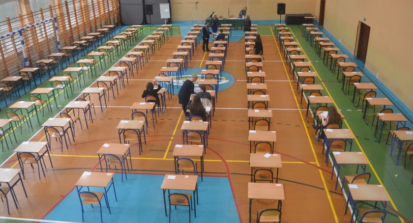 Egzaminy gimnazjalne dziś i jutro. Sprawdzamy co z językami