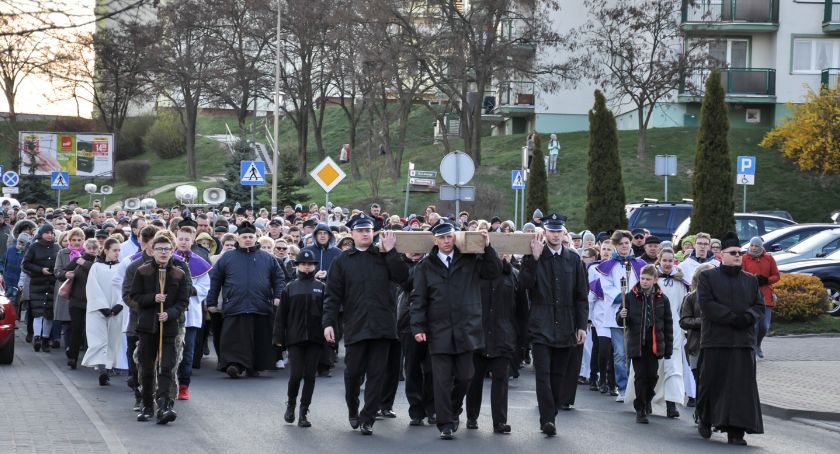 Droga krzyżowa w Świeciu. Tłumy wiernych przeszły ulicami miasta [DUŻO ZDJĘĆ]