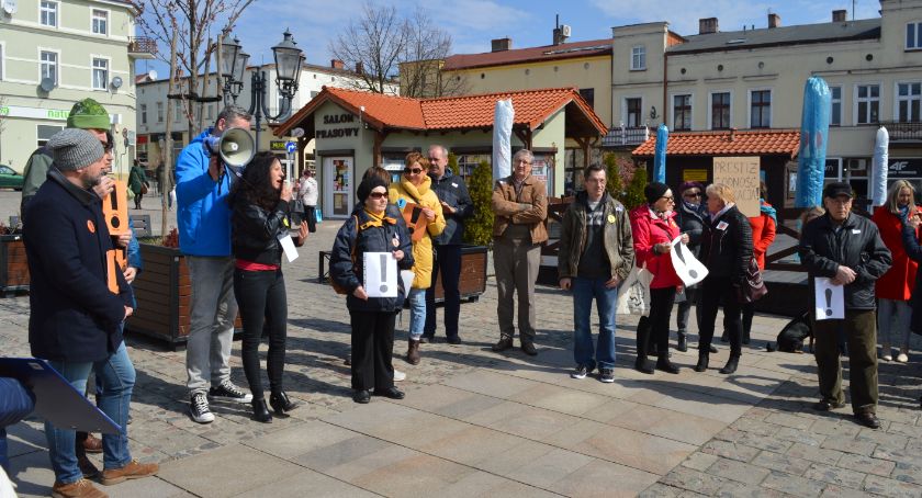 Wiec poparcia dla nauczycieli w Świeciu, przyszło około stu osób, mamy zdjęcia. Czy świecianie popierają ten strajk?