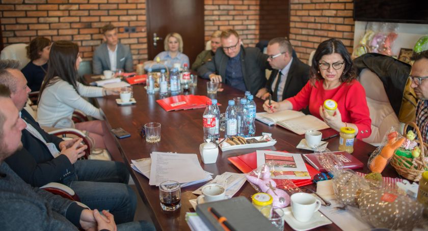 Grupa Towarowo Usługowa sprzedaje miody i pomaga potrzebującym