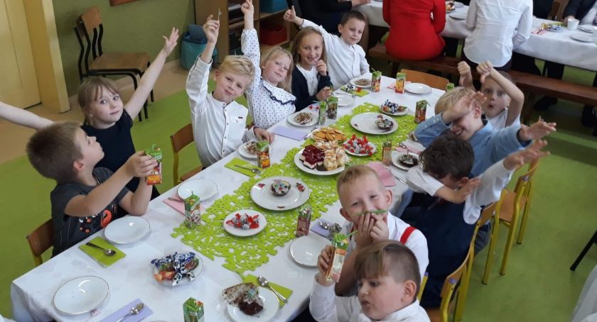 SP w Sierosławiu - walka o nią trwała 10 lat. Gmina zamknęła szkołę, więc rodzice otworzyli swoją. Klasy liczą nawet 3 uczniów