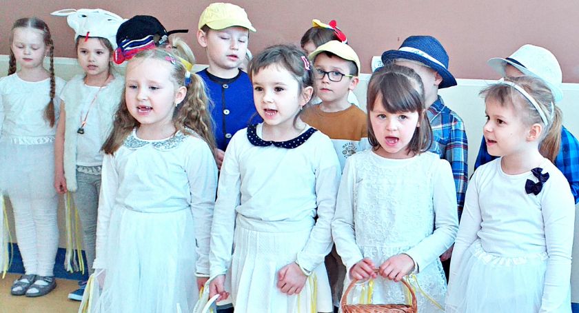 Dzieci z przedszkola nr 6 Bajka postanowiły umilić święta mieszkańcom Domu Pomocy Społecznej [ZDJĘCIA]