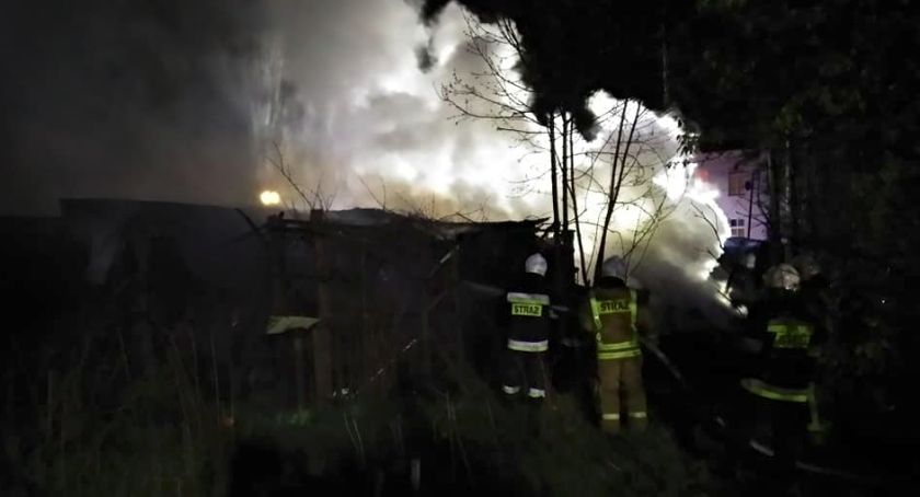Parlin, nocny pożar budynków gospodarczych. Akcja 12 zastępów straży