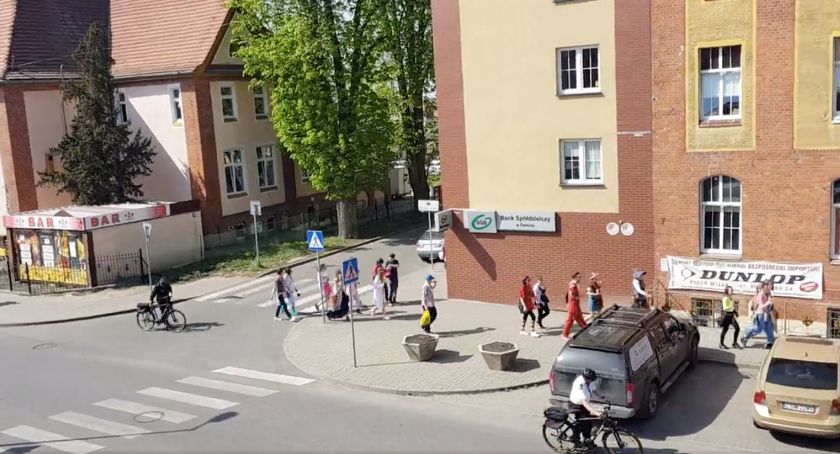 Żakinada w Świeciu. Maturzyści z białego liceum przeszli w barwnym korowodzie. Zobaczcie jaki hałas zrobili [WIDEO]