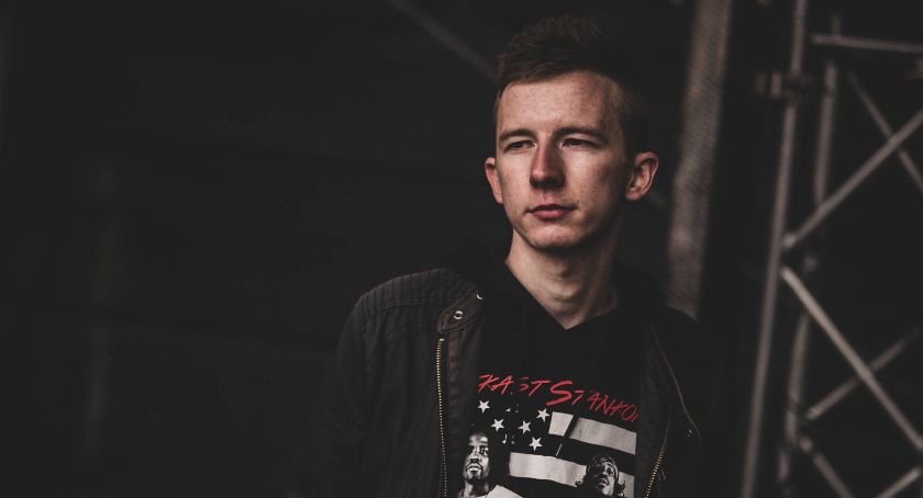 Mikołaj Ławicki, czyli Lavil, to młody świecki raper. Posłuchajcie jego muzyki i dajcie znać, czy wróżycie mu karierę