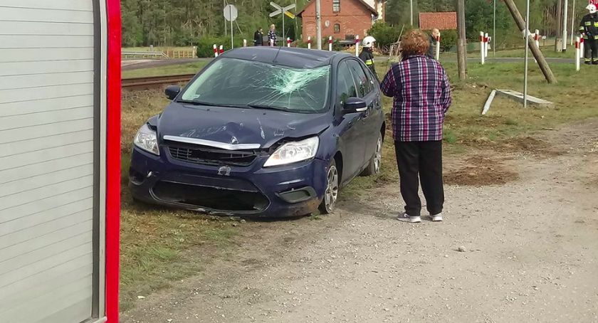 Wypadek w Łążku. Ford focus ściął słup i przeleciał przez torowisko