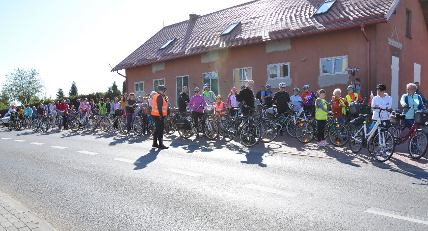 Rajd rowerowy w Przysiersku. Zebrało się całkiem sporo miłośników dwóch kółek [ZDJĘCIA]