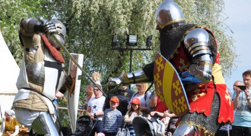 Piknik na zamku - walki rycerzy przyciągnęły sporą publiczność [ZDJĘCIA]