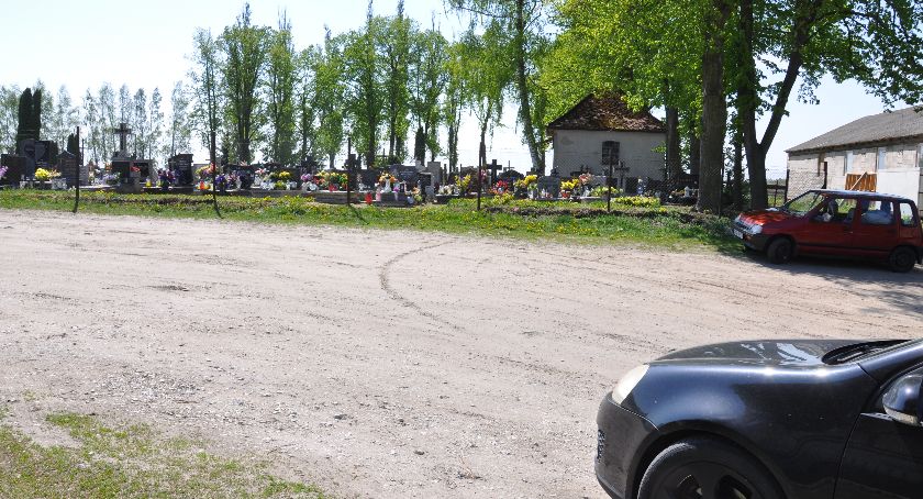 Parking przy cmentarzu w Pruszczu: mieszkańcy czekają latami, doczekają się? Jak sprawę tłumaczy wójt?