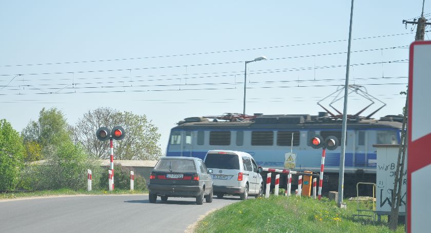Na tym przejeździe może dojść do tragedii. Nie działają rogatki, ostrzegajcie znajomych