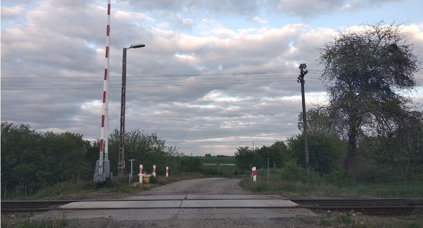 Kolej zamyka przejazd dla samochodów na czas budowy. Sprawdzamy jak będzie można dostać się na drugą stronę