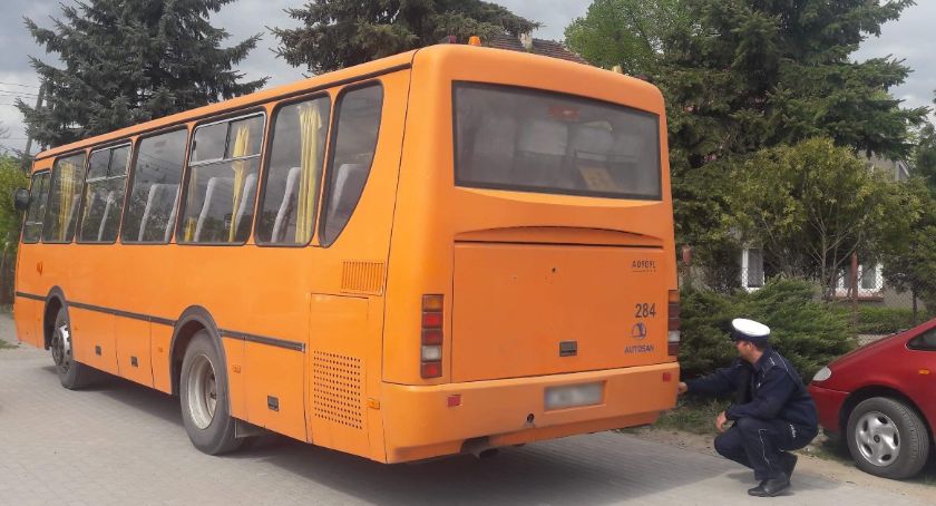 Nastolatka wypadła z autobusu szkolnego. Jak do tego doszło?
