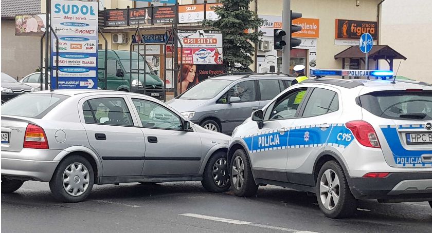 Wypadek przy Galerii Marianki. Radiowóz zderzył się z osobówką[ZDJĘCIA]