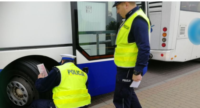 Niesprawny autokar miał zabrać dzieci na wycieczkę. Policjanci świeckiej drogówki do tego nie dopuścili