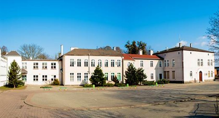 Będzie zmiana na dyrektorskich stołkach w gminie Świecie. W których szkołach trwają poszukiwania?
