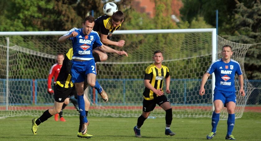 Pewna wygrana Wdy z Dębem Potulice. Hat-trick i czerwona kartka Wojciecha Ernesta [ZDJĘCIA]
