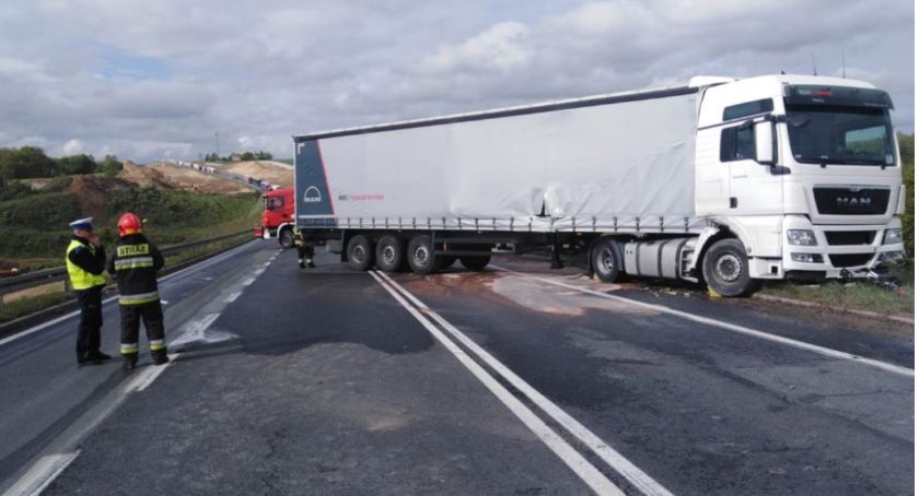 Wypadek w Grucznie. Kierowca ciężarówki wylądował w rowie