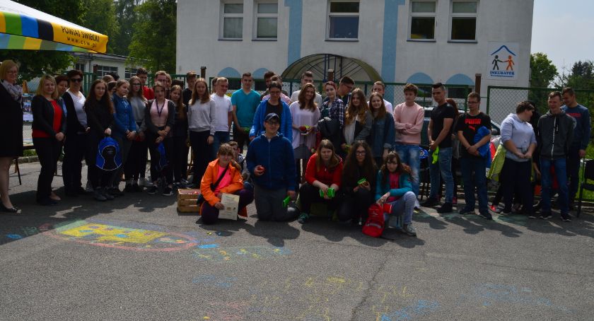 Dzień Otwarty Funduszy Europejskich: Przed siedzibą LGD w Świeciu zgromadził się tłum młodych ludzi