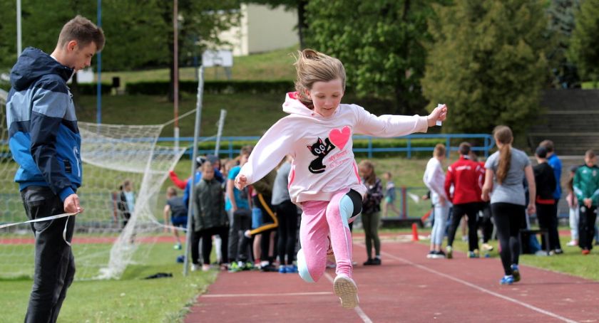 Wietrzny wtorkowy „czwartek lekkoatletyczny” w Świeciu [ZDJĘCIA]