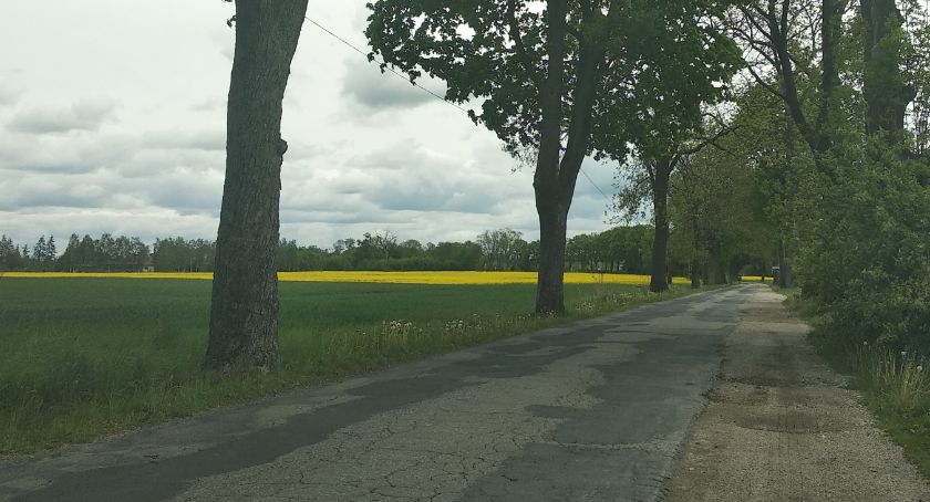 Droga jest wąska, asfalt pozostawia wiele do życzenia. Kiedy doczekamy się przebudowy?