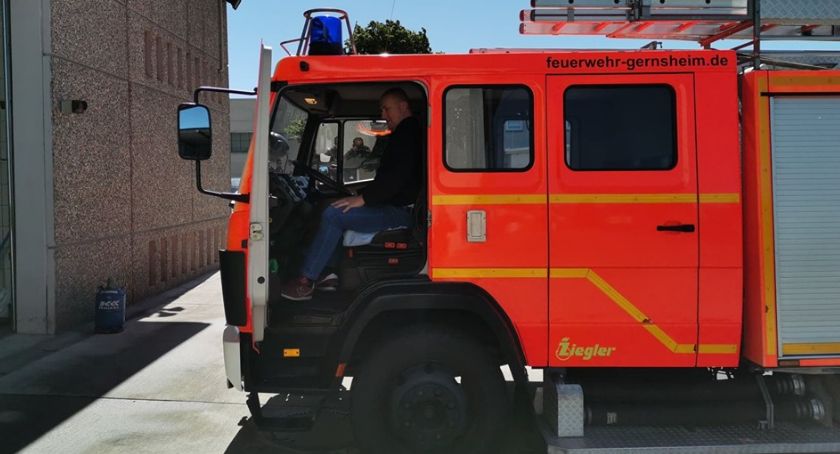 Mercedes z Niemiec, na dotarciu, w dobrej cenie. To nie okazja od Mirka handlarza, to burmistrz Kułakowski kupił wóz strażacki