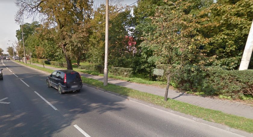 W parku koło OKSiRu w Świeciu strażacy wyciągali człowieka, który spadł ze skarpy