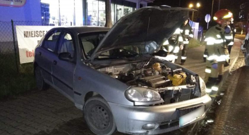 Wypadek w Świeciu. Samochód wypadł z zakrętu. Do wyciągnięcia jednej z osób trzeba było użyć sprzętu hydraulicznego [ZDJĘCIA]