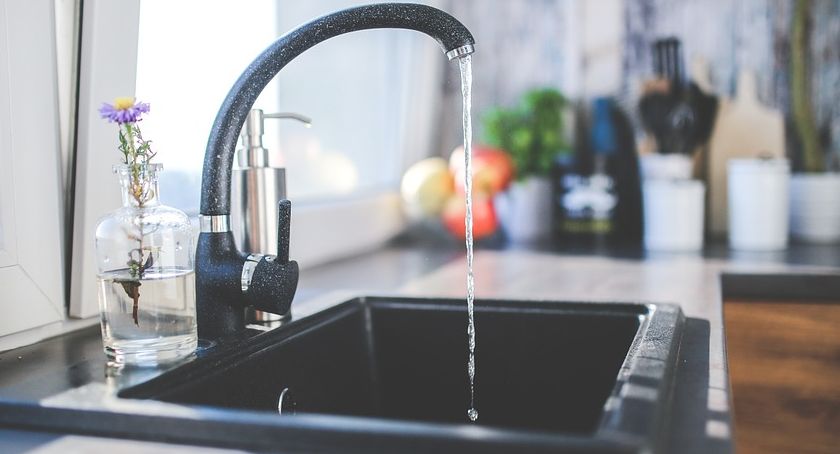 Filtr aż brązowy od brudu, smak wody metaliczny. Urzędnicy przyznają, że sieć jest stara. Też macie problem z kranówką?