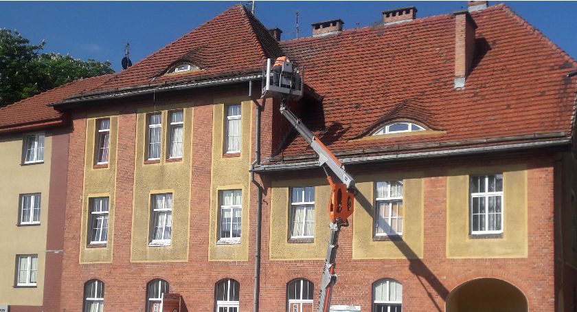 Odpadające dachówki na Hallera. Wy zgłaszacie, my załatwiamy