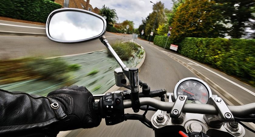 Drzycim. Wypadek motocyklisty z osobówką. Ranny mężczyzna przewieziony do szpitala