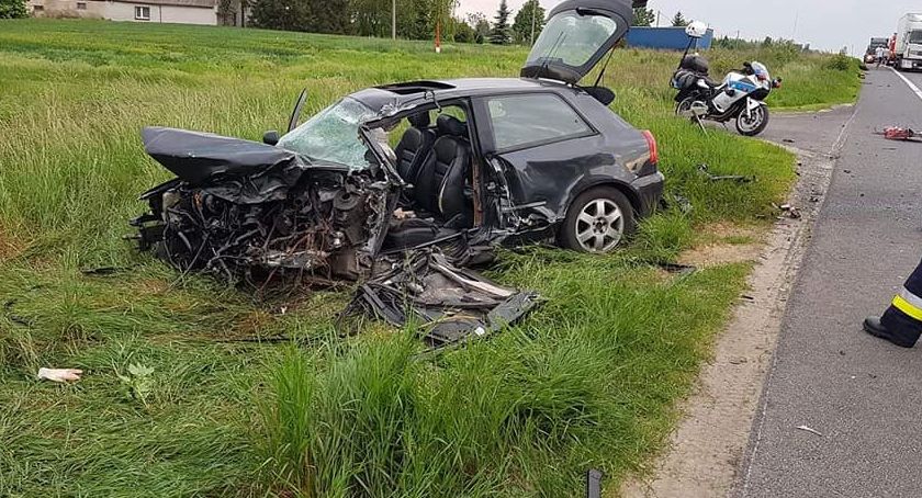 Groźny wypadek na drodze krajowej nr 5. Kierowca osobówki wyleciał z auta