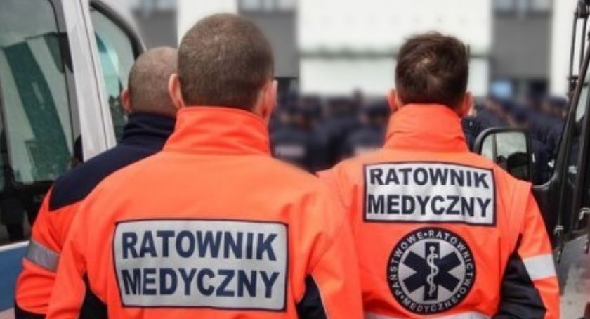 Ratownicy medyczni przywieźli pacjenta ze szpitala. O trzeciej w nocy zostawili go w samych majtkach
