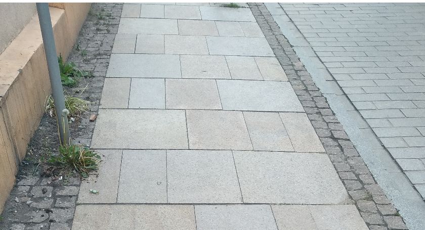 Chodniki na starym mieście w Świeciu. Kto powinien je umyć?