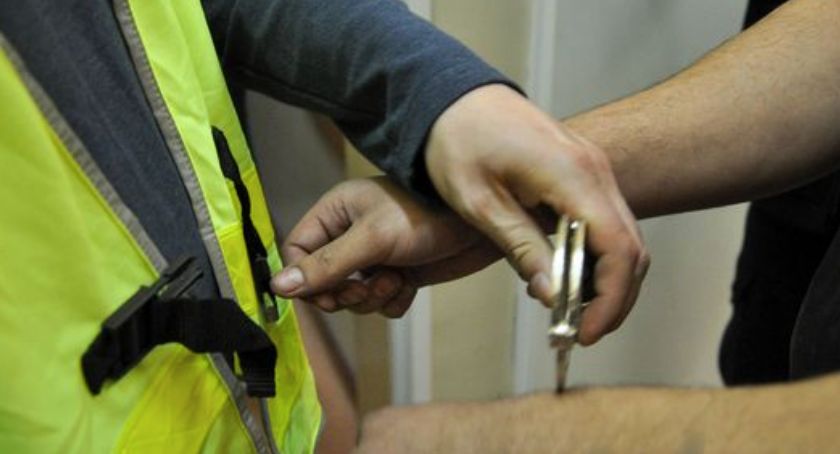 53-letni recydywista został zatrzymany przez policję i trafił za kratki
