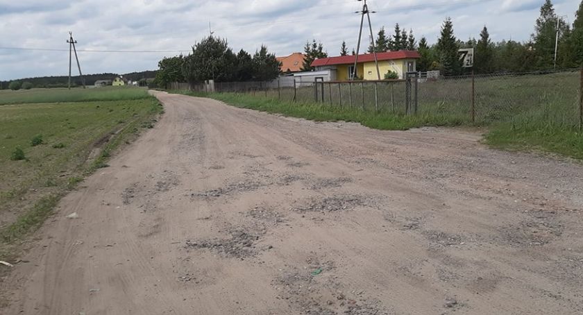 Mieszkańcy walczą o równą drogę. Władze nie widzą takiej potrzeby [INTERWENCJA]