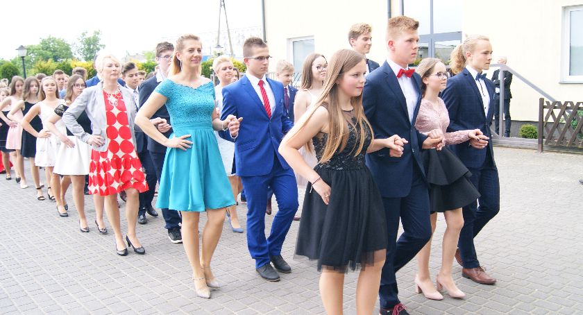 Bal klas VIII SP 2 w Nowem. Publikujemy zdjęcia. Czy myślicie, że bal ósmoklasisty to dobry pomysł?