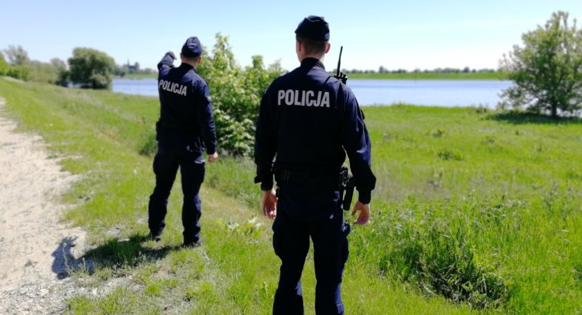 Fala wezbraniowa na Wiśle. Woda jest rozlana do wałów, policja patroluje okolice rzeki