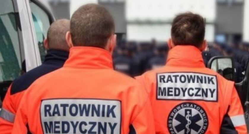 Kobieta odcięła sznur, na którym powiesił się mężczyzna. O przywrócenie czynności życiowych walczyli policjanci i załoga karetki