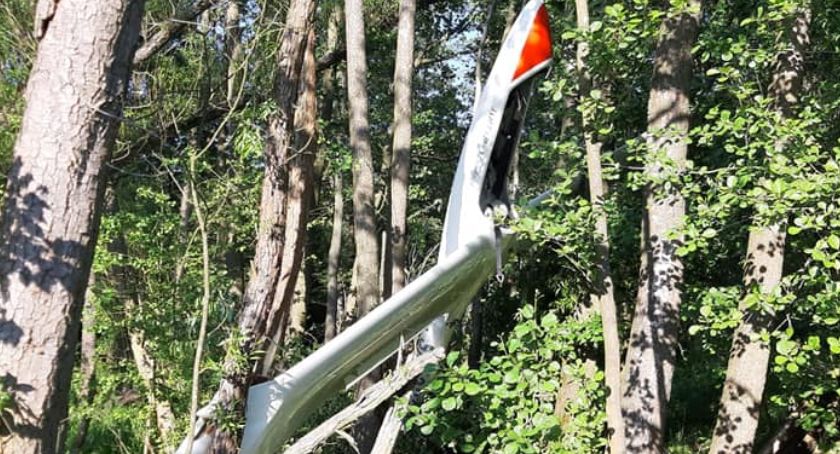 Szybowiec roztrzaskał się o ziemię. Sprawdzamy jak to możliwe, że pilot przeżył [ZDJĘCIA]