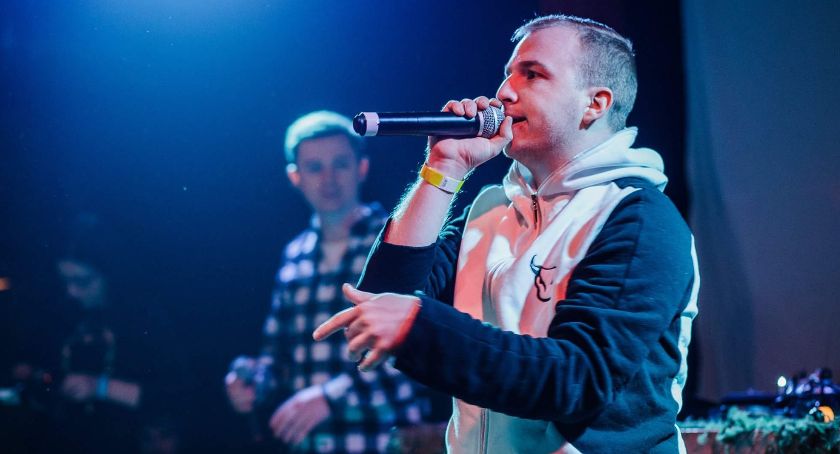 Jakub Bednarski to raper znany również jako Blady. Jego utwór dobija do 800 tys. odsłon