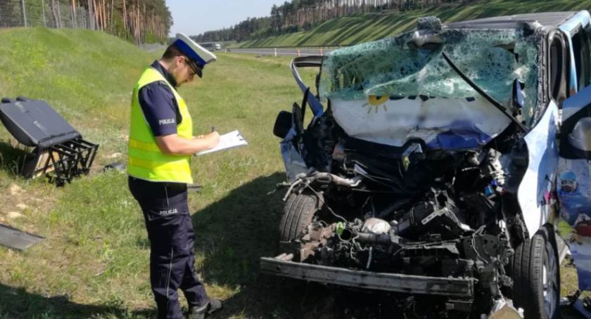 Wypadek na autostradzie. Młody kierowca zasnął za kierownicą [ZDJĘCIA]