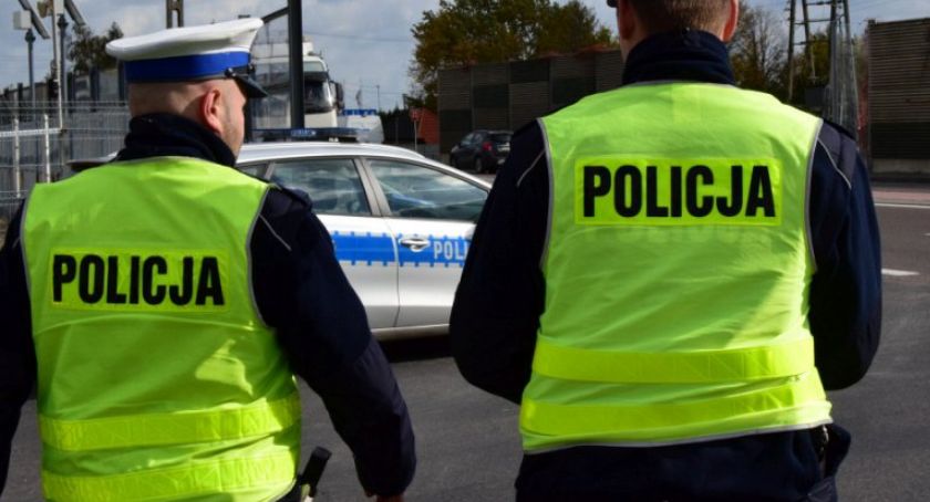 Policja prosi o pomoc w identyfikacji zwłok kobiety znalezionej w rowie melioracyjnym. Publikujemy zdjęcia jej ubrania