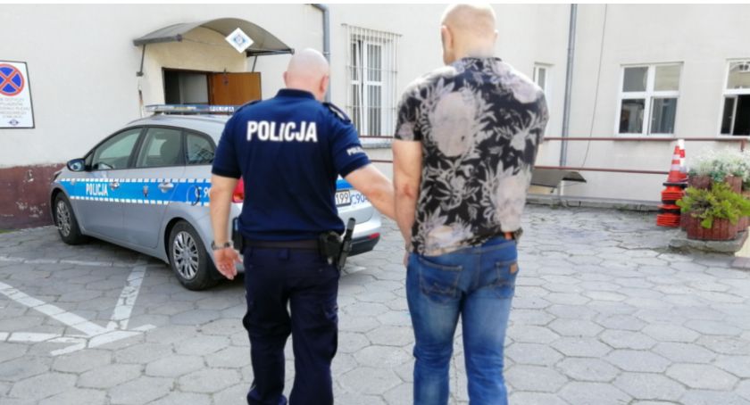 Kradzież na stacji w Wiągu: 25-latek został zatrzymany. W trakcie pościgu policjanci strzelali i zastawiali blokady na drogach