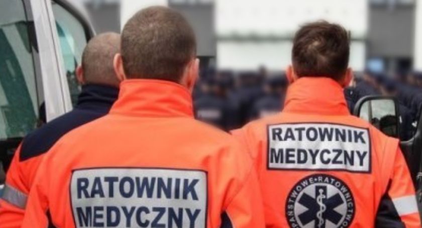 Samochód dachował na łuku drogi. Pasażer w szpitalu