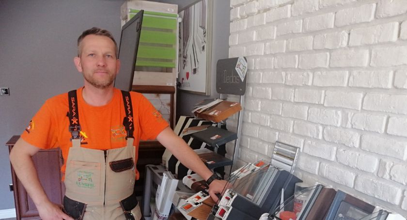 Pracował na etacie, teraz jego firma montuje okna. Czy lepiej jest być na swoim?