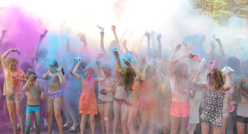 Holi Festival 2019 Świecie - Deczno. Jest kolorowo! Zabawa trwa w najlepsze [ZDJĘCIA]