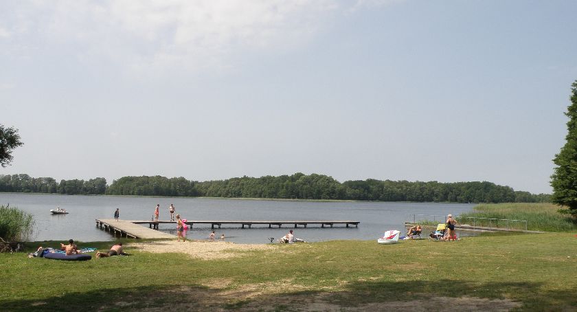 Plaża w Ostrowitem bywa pełna śmieci. Interweniujemy w urzędzie gminy