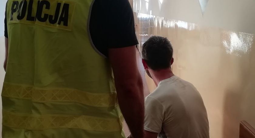 Bez trudu włamał się do domu, bo w drzwiach został klucz
